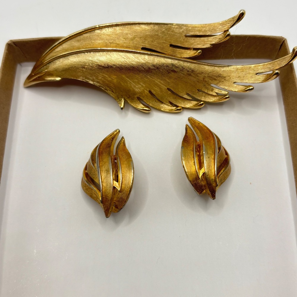 Vintage Crown Trifari Gold Tone Feather Brooch and Clip On Earrings Jewelry Set
